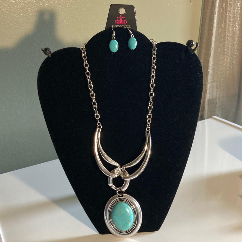 NWT Paparazzi Fashion Fix Necklace with earrings. turquoise in color